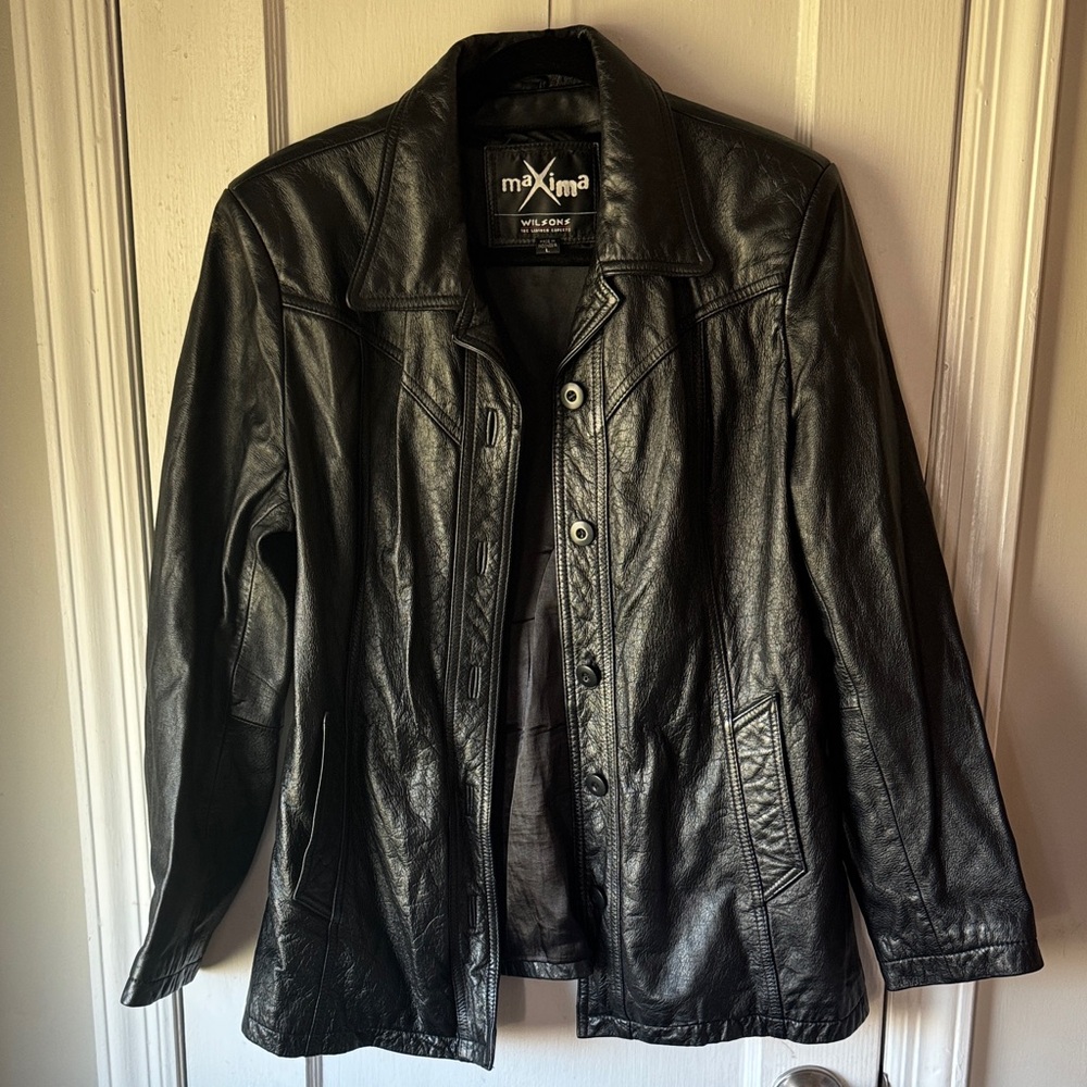 Maxima Women's Sleek Black Leather Jacket